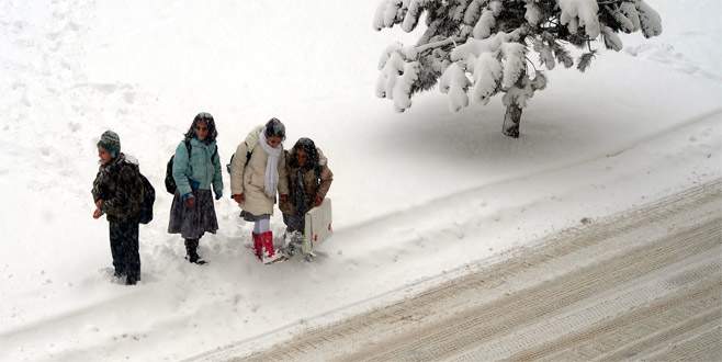 Bursa’da 4 ilçede eğitime kar engeli
