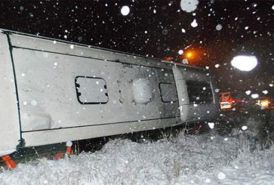 Yolcu otobüsü uçuruma yuvarlandı: 3 ölü, 25 yaralı
