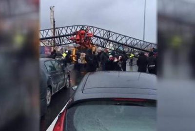 Devrilen vinç yolu trafiğe kapattı