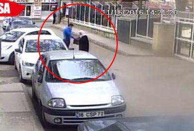 Altınları dolandırıcıya elleriyle teslim etti