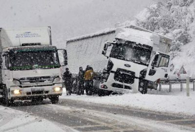 Kar nedeniyle kayan TIR ulaşımı aksattı