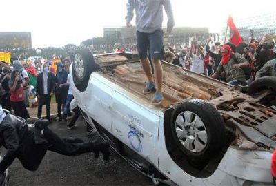 Kongre binası önünde çatışma