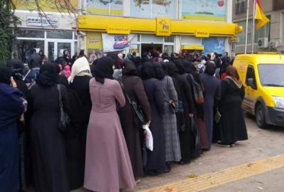 Suriyeliler para kuyruğunda