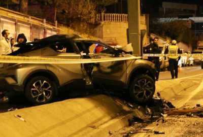 Direğe çarpan otomobil alev aldı: 2 ölü