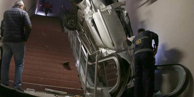 Bursa’da kontrolden çıkan araç metro istasyonuna girdi