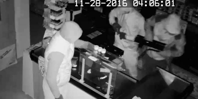 Bursa’da bir gecede 5 marketi soyan hırsızlar kamerada