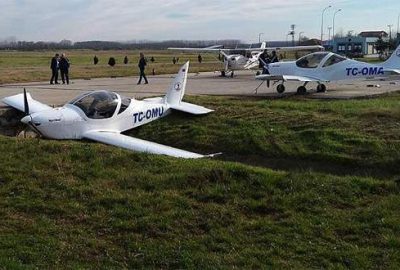 Eğitim uçağı kanala girdi