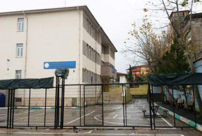 Okul duvarlarına jiletli dikenli tel