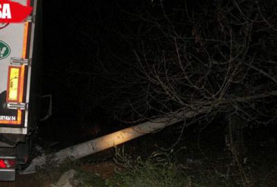 Elektrik direğini deviren TIR bir ilçeyi karanlıkta bıraktı
