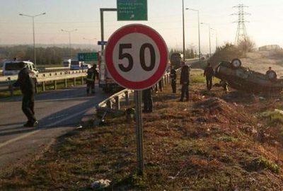 Otomobil otobanda takla attı: 3 yaralı