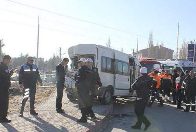 Lokomotif, öğrenci servisiyle çarpıştı: 14 yaralı