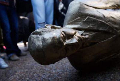 İsrailliler Netanyahu’nun heykelini yıktı