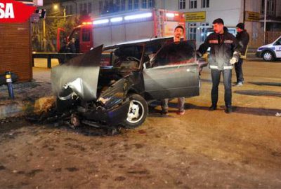 Kontrolden çıkan araç bariyerlere çarptı: 4 yaralı