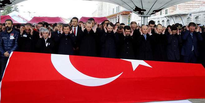 Cumhurbaşkanı Erdoğan şehitler için Kur’an-ı Kerim okudu