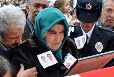 Oğlunun acısına dayanamayan şehit annesi kalp krizi geçirdi