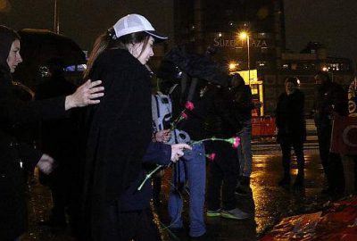 Şehit polisin kızı, Şehitler Tepesi’ne karanfil bıraktı