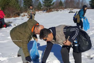 Bursalı dağcılar hem yürüdü hem de çöp topladı