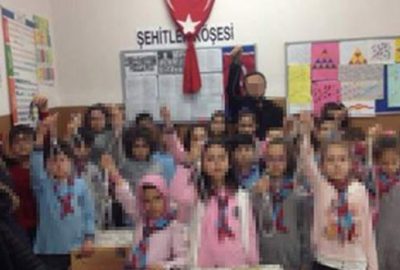 Öğretmen, minik öğrencilerine ‘yağlı urgan’la poz verdirtti