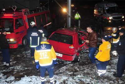 Bursa’da otomobil elektrik direğine çarptı: 3 ölü