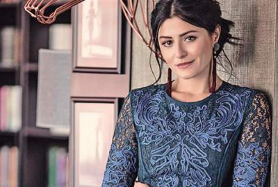 Evinin kapılarını açtı