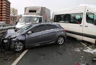 15 araç birbirine girdi: 10 yaralı