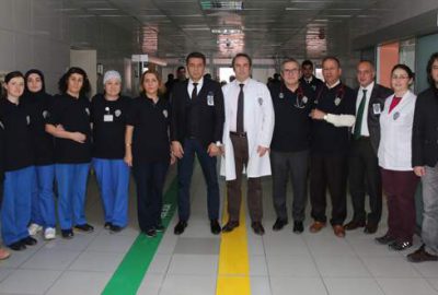 Doktorlar polis kıyafeti giydi