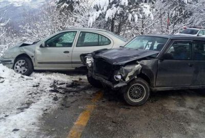 Buzlanan yolda çarpışan araçlar uçuruma ramak kala durabildi
