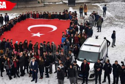 Öğrenciler ‘kavga’ ihbarıyla polisi okula getirtip alkışladı