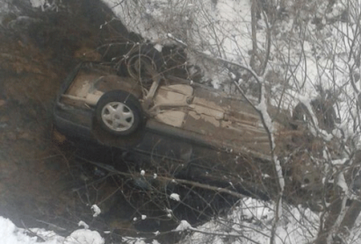 Otomobil dereye uçtu, 4 kişilik aile ölümden döndü
