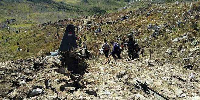 Endonezya’da askeri uçak düştü