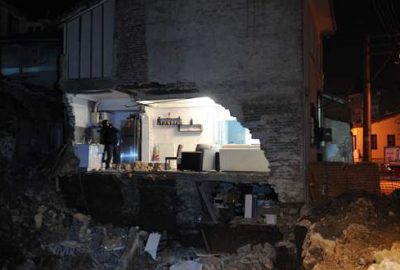 Bursa’da binanın yan duvarı çöktü