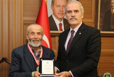 Mahallesini temizleyen kişiye Altepe’den çevre ödülü