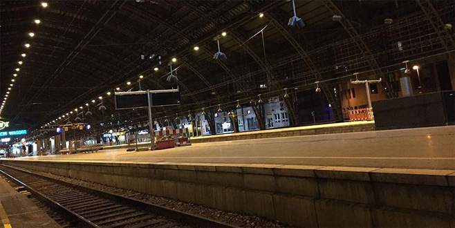 Köln merkez tren istasyonunda bomba alarmı