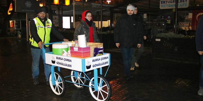 Bursa’da -6 derecede evsizlere bir tas sıcak çorba