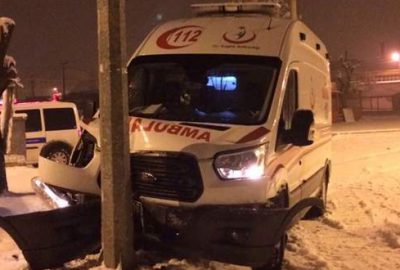 Ambulans direğe çarptı: Doktor yaralandı