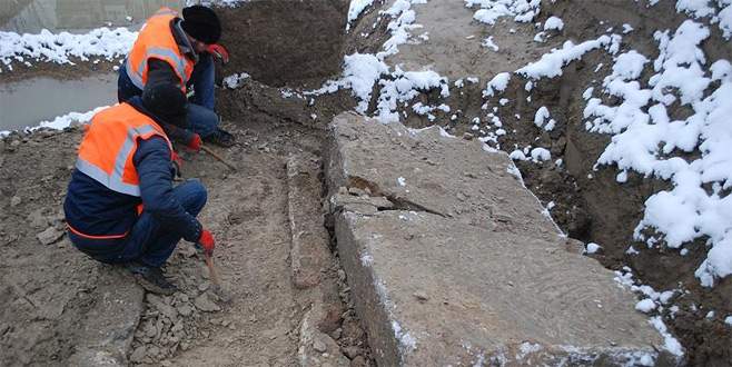 Temel kazısında 2 bin yıllık lahitler bulundu