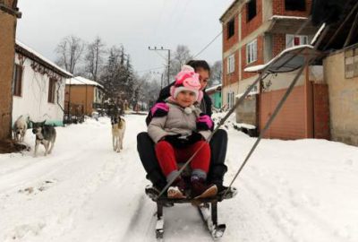 Bursa’da bidon ve poşetle kayak keyfi