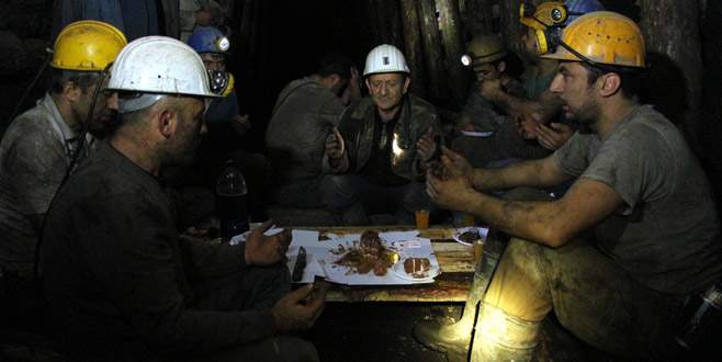 Madenciler, yılbaşını yerin metrelerce altında kutladı