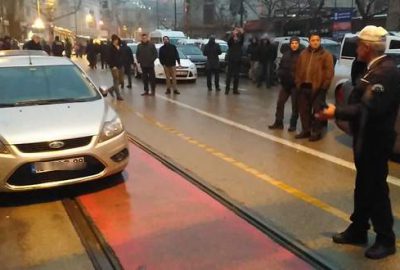 Tramvay yoluna aracını park etti, polise bakın ne mesajı attı
