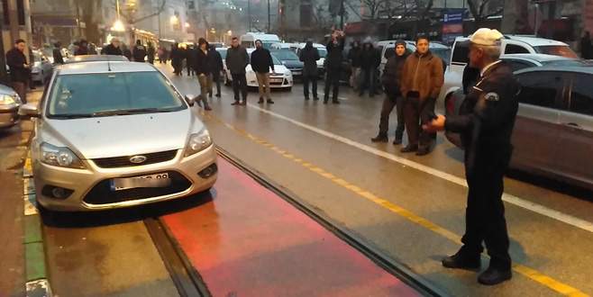 Tramvay yoluna aracını park etti, polise bakın ne mesajı attı