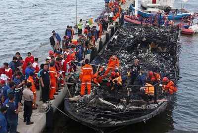 Yolcu taşıyan teknede yangın: 23 ölü