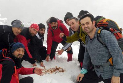 Eksi 10 derecede kar helvası yapıp yediler