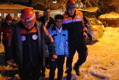 30 saat boyunca 1,5 metre karda kurtarılmayı bekledi
