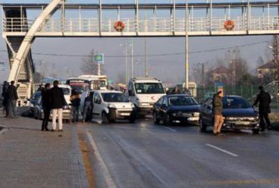 19 araç birbirine girdi