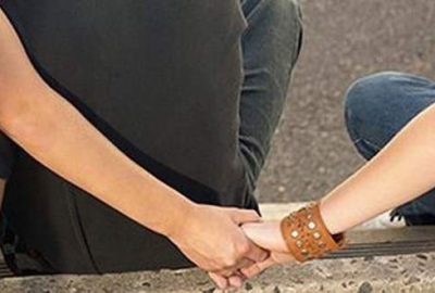 Kocasını başka erkekle yatakta yakalayınca, boşanma davası açtı