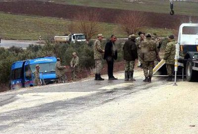 Askeri araç şarampole devrildi: 2 asker yaralı