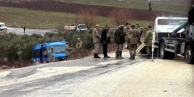 Askeri araç şarampole devrildi: 2 asker yaralı