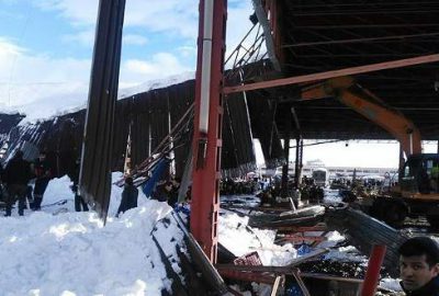 Kapalı pazar yerinin çatısı çöktü, yaralılar var