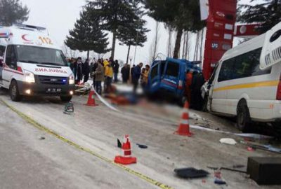 Askeri araçla minibüs çarpıştı: 2 şehit, 14 yaralı