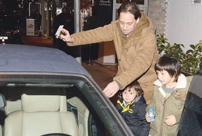 Oğullarıyla baş başa